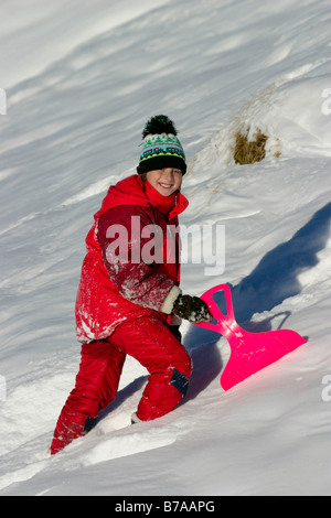 Mädchen 9 Jahre alt mit Schnee-Slider, Dolomiten, Italien, Europa Stockfoto