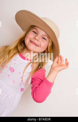 5 Jahre altes Mädchen, die einen breiten umrandeten Hut Stockfoto