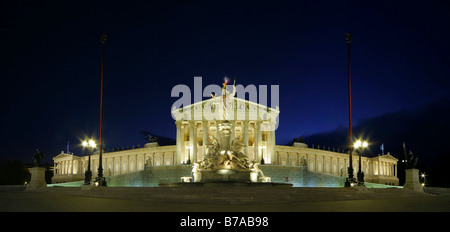 Panoramablick über das Parlament auf der Ringstraße, Nacht Belichtung, Wien, Austria, Europe Stockfoto