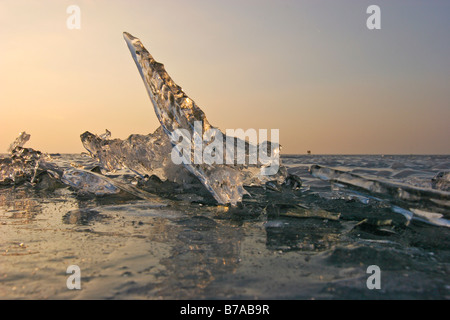 Eis bei Sonnenuntergang auf dem zugefrorenen Neusiedler-See in der Nähe von Podersdorf, Burgenland, Österreich, Europa Stockfoto