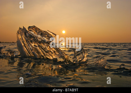 Eis bei Sonnenuntergang auf dem zugefrorenen Neusiedler-See in der Nähe von Podersdorf, Burgenland, Österreich, Europa Stockfoto