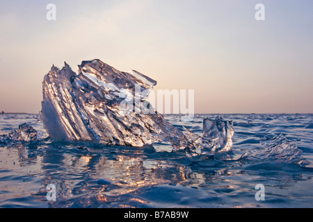 Eis bei Sonnenuntergang auf dem zugefrorenen Neusiedler-See in der Nähe von Podersdorf, Burgenland, Österreich, Europa Stockfoto