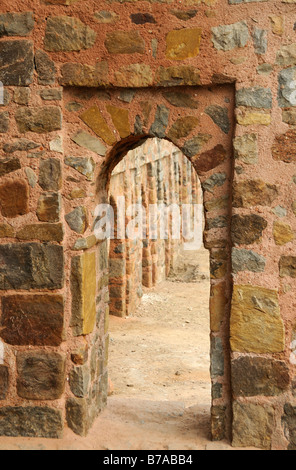 Stein-Torbogen auf dem Gelände des Grabes des Mughal Kaisers Humayun. Delhi, Indien. Stockfoto