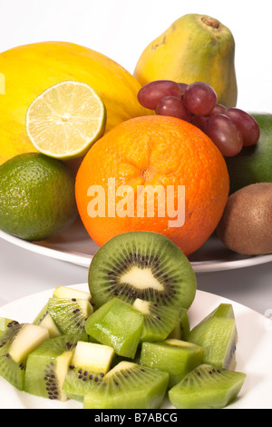 Exotischen Früchten, Melone, Papaya, Orange, Trauben, Kiwi-Scheiben und halben Limette Stockfoto