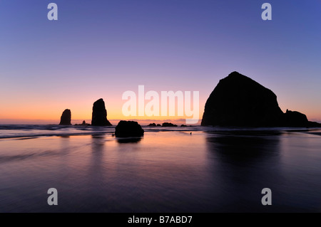 Die berühmten Haystack Rock, Monolith, erstarrter Lava Felsen in Cannon Beach, Clatsop County, Oregon, USA, Nordamerika Stockfoto