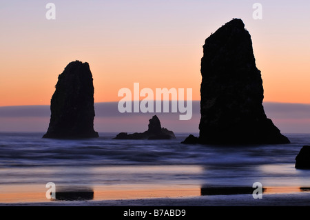 Monolithen, erstarrter Lavafelsen am Cannon Beach, Clatsop County, Oregon, USA, Nordamerika Stockfoto