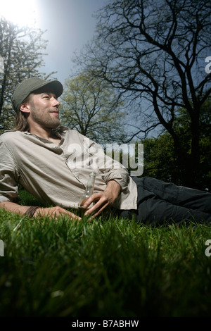 Junger Mann im Park, Deutschland, Europa Stockfoto