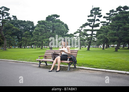 Junge Frau beim Mittagessen in einem Park, Tokio, Japan, Asien Stockfoto