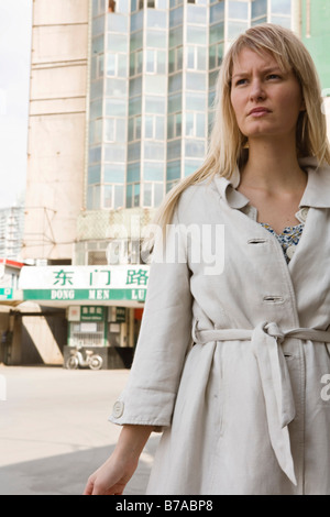 Junge Frau vor einem Fährhafen, Shanghai, China, Asien Stockfoto