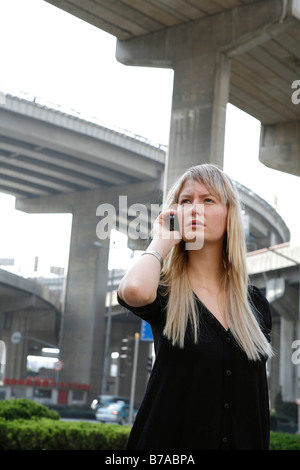 Junge Frau am Telefon, Shanghai, China, Asien Stockfoto