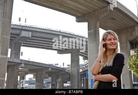 Junge Frau am Telefon, Shanghai, China, Asien Stockfoto
