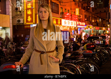 Junge Frau im Stadtteil Nachtleben in Shanghai, China, Asien Stockfoto