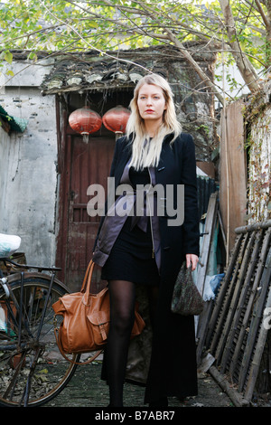 Junge Frau vor einem Hauseingang in Suzhou, Jiangsu, China, Asien Stockfoto