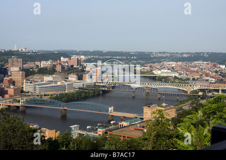 Blick auf fünf der Brücken über den Monongahela Fluss in Pittsburgh, Pennsylvania. Stockfoto