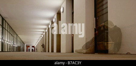 Schatten oder Ghost Image eines Mannes in ein verlassenes Gebäudeeingang in Berlin, Deutschland, Europa Stockfoto