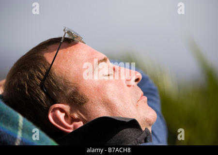 45 Jahre alten Mann in der Sonne entspannen Stockfoto