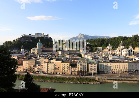 Blick vom Kapuzinerberg Hügel der historischen Bezirk Salzburg mit Festung Hohensalzburg Festung, Dom, Kollegienkirc Stockfoto