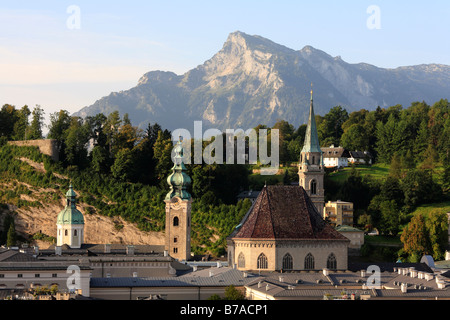 Blick vom Kapuzinerberg Hill in historischen Stadtteil von Salzburg mit Kirche St. Peter und Franziskaner Kirche, Untersberg mountai Stockfoto