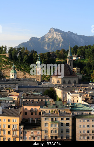 Blick vom Kapuzinerberg Hill in historischen Stadtteil von Salzburg mit Kirche St. Peter und Franziskaner Kirche, Untersberg mountai Stockfoto