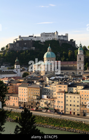 Blick vom Kapuzinerberg Hill in historischen Stadtteil von Salzburg mit Festung Hohensalzburg Festung, Dom und Glockenspiel Stockfoto