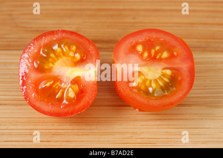 Zwei Hälften einer Cocktail Tomate (Solanum Lycopersicum) Stockfoto