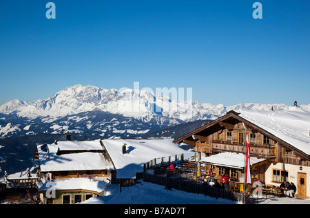 Griesskareck Hochplateau, Blick auf die schneebedeckten Alpen und eine Skihütte, Flauchau Skigebiet, Wagrein, Pongau, Salzburg, Österreich Stockfoto