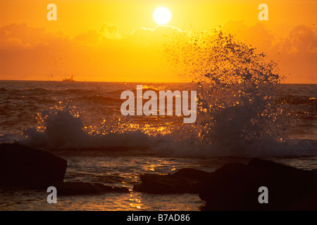 Wellen und Brandung bei Sonnenuntergang in Bundjalung National Park, New-South.Wales, Australien Stockfoto