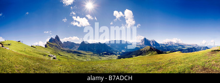 Blick von der Seceda-Hochebene in Richtung Gipfel des Gebirges Geisler, Sellamassiv und Langkofel, Puez-Geisler Stockfoto