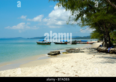 Angelboote/Fischerboote, einsamen weißen Sandstrand, klare blaue Wasser, Ream Nationalpark in der Nähe von Sihanoukville Kompong Som, Kambodscha, Sou Stockfoto