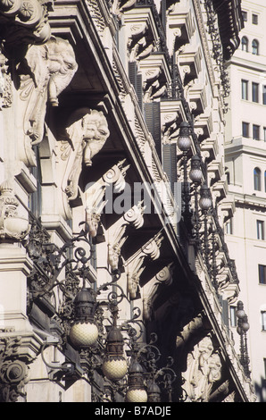 Elefantenköpfe auf Banco Español de Crédito Gebäudewand / Edificio Banesto, Calles Alcala und Sevilla, Madrid, Spanien Stockfoto