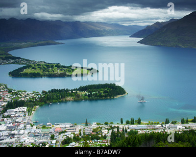 Queenstown und Lake Wakatipu vom Skyline Gondola Gipfel station Neuseeland Südinsel Stockfoto