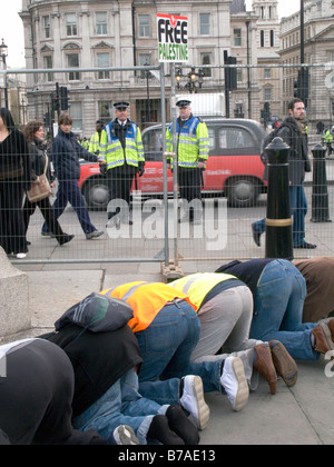 VEREINIGTES KÖNIGREICH. Muslimische Männer beten während der Kundgebung gegen die israelische Invasion des Gazastreifens in Trafalgar Sq. in London. Foto von Julio Etchart Stockfoto