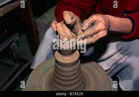 Japan, Präfektur Tochigi, Mashiko, Keramik, Töpferhände aus nächster Nähe Stockfoto