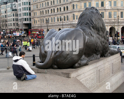 VEREINIGTES KÖNIGREICH. Muslimischen Mann, der betet während der Kundgebung gegen die israelische Invasion des Gazastreifens in Trafalgar Sq. in London. Foto von Julio Etchart Stockfoto