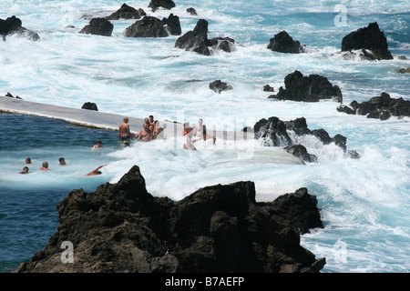 Badegäste, die Spaß in den freien Pool in Porto Moniz Stockfoto