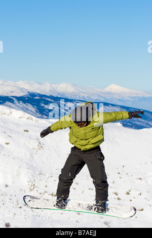 junge Snowboarden gefangen im Sprung Stockfoto