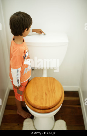 Sechs Jahre alten Jungen Flush WC