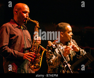 Saxophonisten MIGUEL ZENON und Querflöte Spieler ORLANDO VALLE bekannt als MARACAS spielt Afro Cuban Jazz auf dem 51. MONTEREY JAZZ FESTIVAL Stockfoto