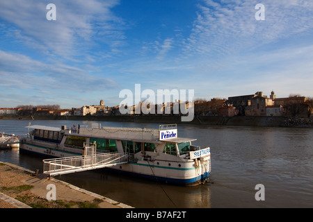 Ein Lastkahn als Restaurant genutzt Peniche fordert den Fluss Rhone-Arles-Frankreich Stockfoto