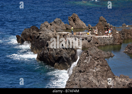 Einheimische Fischer und Touristen auf die Freibäder in Porto Moniz Stockfoto