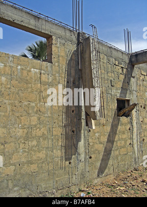 Praxis der unsichere Arbeit auf einer Baustelle in Gambia Westafrika. Stockfoto