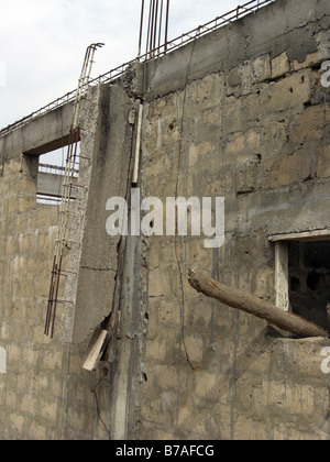 Praxis der unsichere Arbeit auf einer Baustelle in Gambia Westafrika. Stockfoto