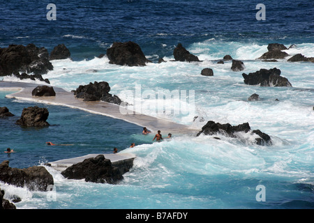 Badegäste, die Spaß in den freien Pool in Porto Moniz Stockfoto