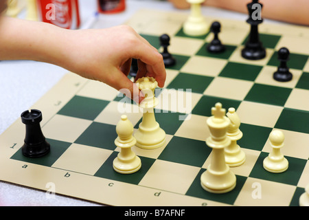 Nahaufnahme von Hände spielen Schach als Therapie zur Verbesserung der psychischen Gesundheit Stockfoto