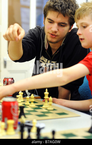 Jungen spielen Schach als Therapie zur Verbesserung der psychischen Gesundheit Stockfoto