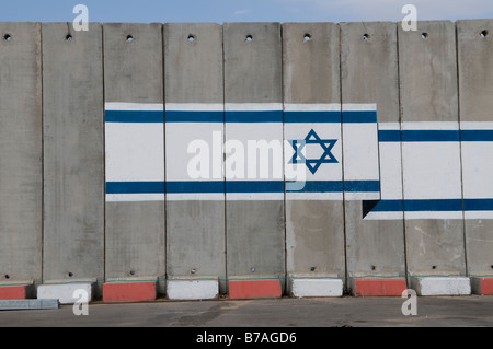 Die israelische Flagge auf Betonfertigteilen Paneele an den Grenzübergang Kerem Shalom mit Gazastreifen im Süden Israels lackiert Stockfoto