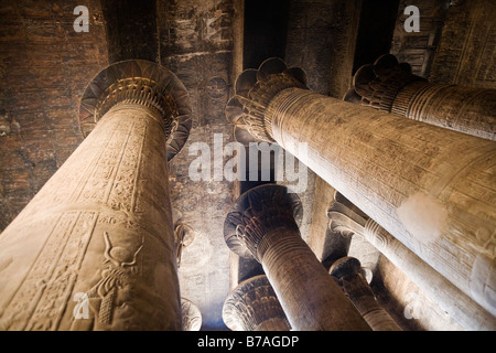 Suchen bis unter die Decke durch die Spalten in der Säulenhalle an der Tempel des Chnum in Esna, Ägypten Stockfoto