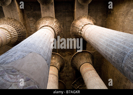 Nach oben an der Decke durch die Spalten in der Säulenhalle im Tempel des Chnum in Esna, Ägypten Stockfoto