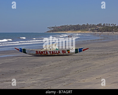 Einbaum, eine handgemachte hölzerne Angelboot/Fischerboot am Strand in Gambia, West Afrika. Stockfoto