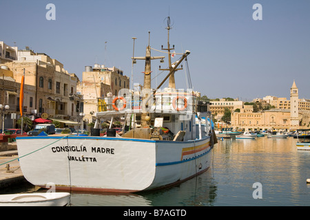 Großes Boot vertäut am Kai, Marsascala Hafen, Marsascala, Malta Stockfoto